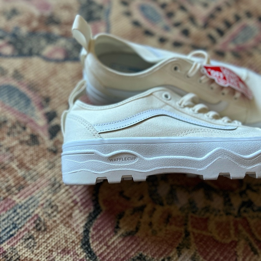BRAND NEW Vans - size 10 - Picture 2 of 5